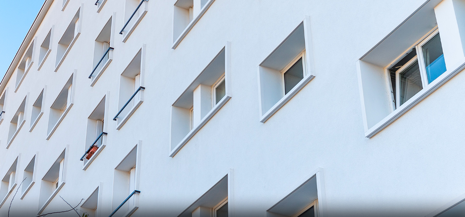 FRAQUELLI Montreuil | Entreprise du bâtiment pour la réalisation et rénovation de cage d'escalier, sols, hall d'immeuble et façades (isolation, pierre de taille, peinture, nettoyage)