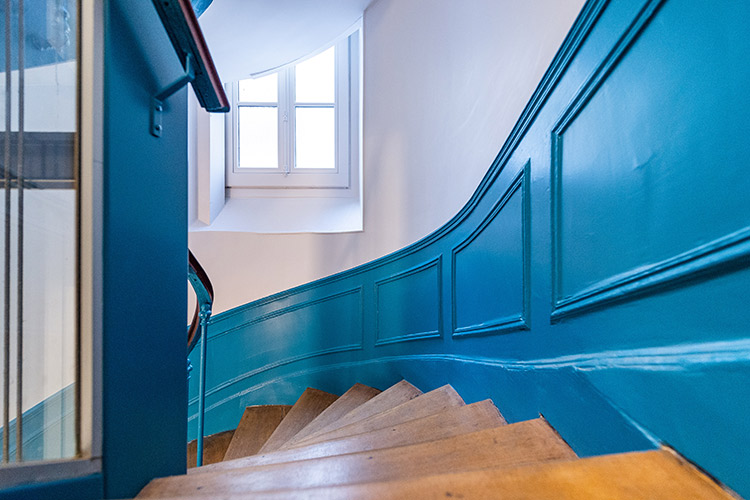 FRAQUELLI | Entreprise du bâtiment située à Montreuil | Réparation et Vitrification de parquet / escalier ultramat (aspect "huilé mat) à Paris